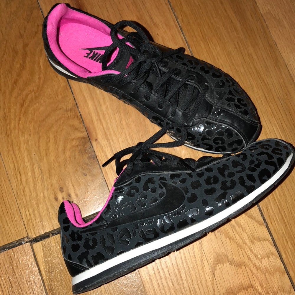 Brand new black cheetah print Nike
